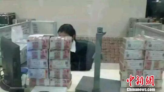 邯郸市一农村信用社营业网点内，办公桌上堆满了现金。　网络截图