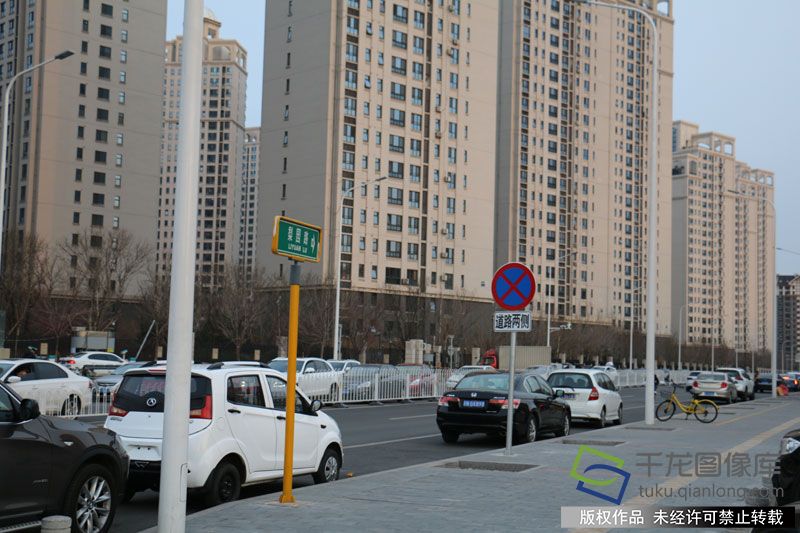 3月19日晚上7点半，北京通州交通支队出动两台道路清障车、一台叉车赶到梨园路，进行清障执法行动，引得大量群众围观和拍手叫好。图为通州交警支队在梨园路设立的明显的禁停标志，一些私家车熟视无睹仍然违法停车。千龙网记者 于振华摄
