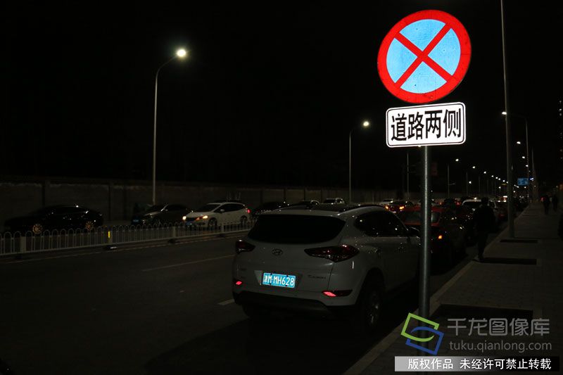 3月19日晚上7点半，北京通州交通支队出动两台道路清障车、一台叉车赶到梨园路，进行清障执法行动，引得大量群众围观和拍手叫好。图为通州区梨园路上“返潮”的违法停车。千龙网记者 于振华摄