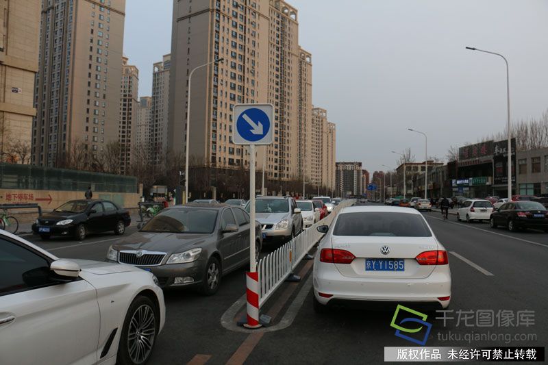 3月19日晚上7点半，北京通州交通支队出动两台道路清障车、一台叉车赶到梨园路，进行清障执法行动，引得大量群众围观和拍手叫好。图为通州梨园路一批私家车违法占道停车。千龙网记者 于振华摄