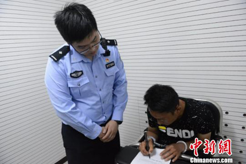一名为博取眼球、提高点击率的男子因在网络平台发布编造虚假视频被近日北京铁路警方刑事拘留。　王海蛟 马建朋　摄