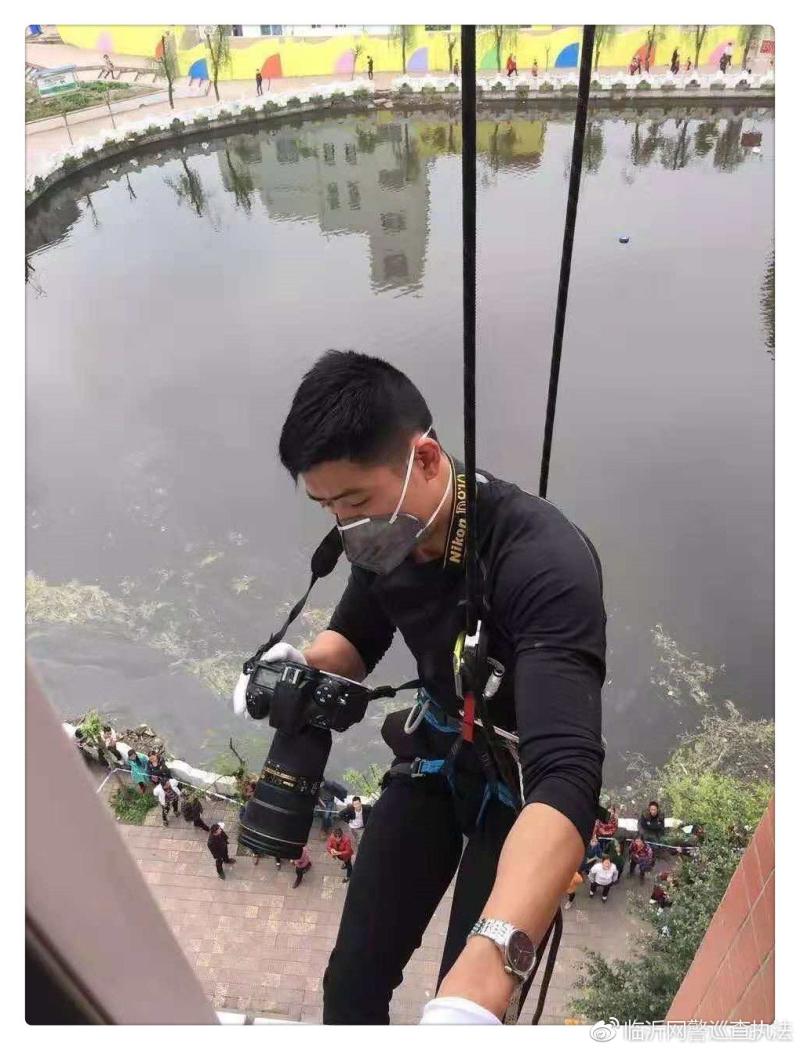 民警在现场进行勘验